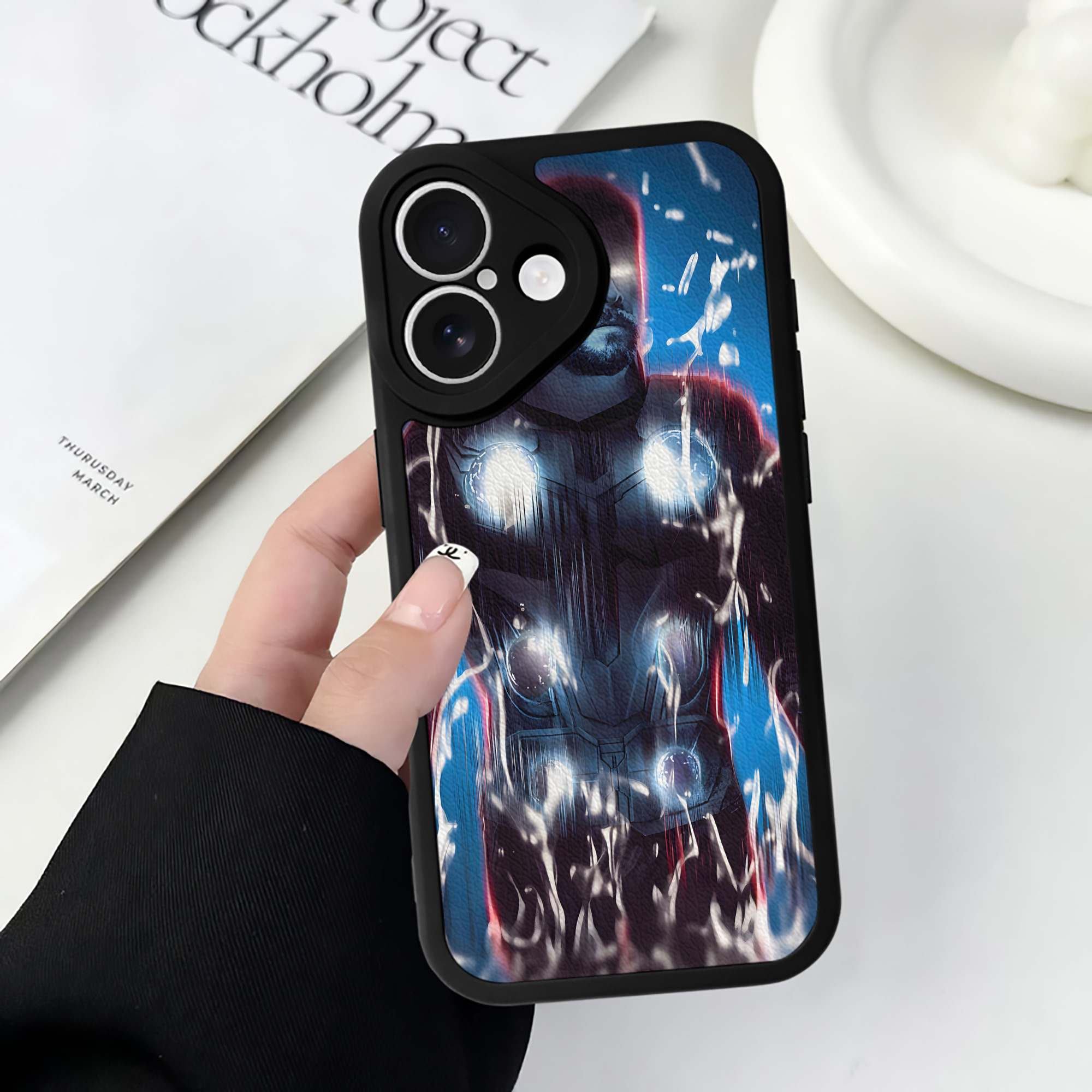 （画像用） アベンジャーズ The Avengers 【iPhone 16シリーズ対応】シリコンスマホケース（レザー調） 材質：シリコン